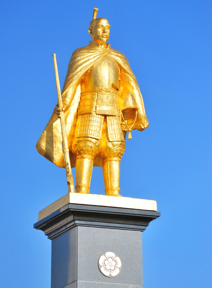 黄金の信長公像