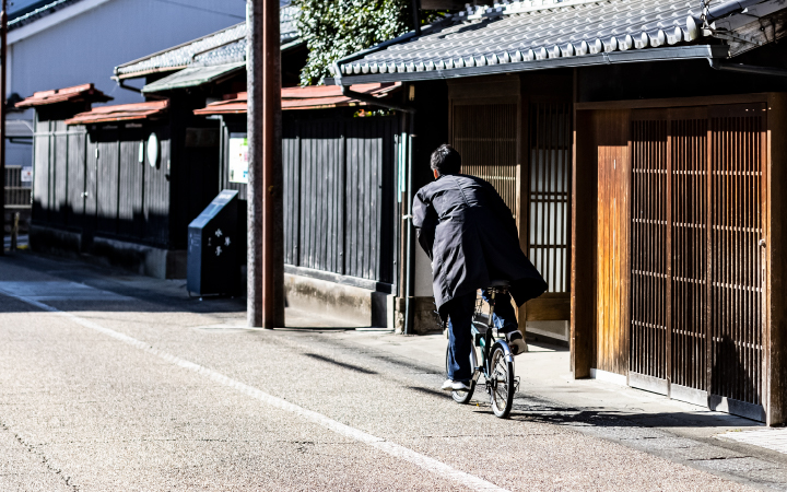 伊奈波神社近くの自宅から職場までは自転車で10分ほど。