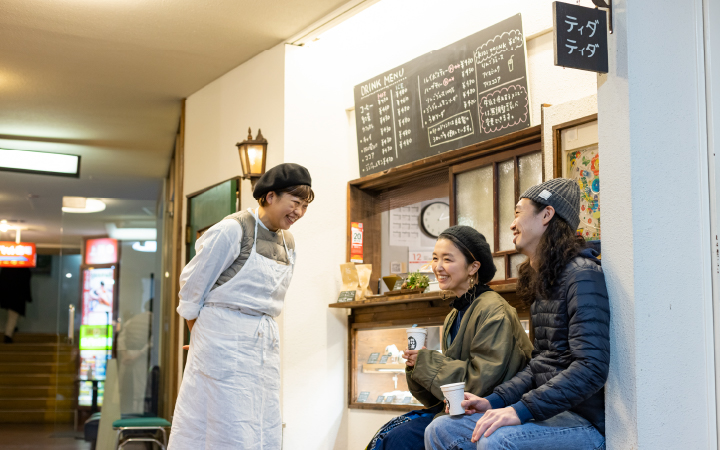 柳ケ瀬商店街にある「ティダティダ」の店主の水野陽子さんとも親しく、麻菜さんのアルバイト先を紹介してもらいました。