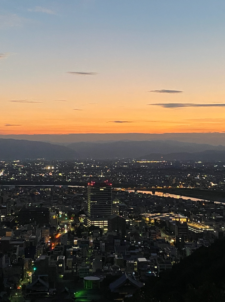 夕焼けと岐阜市街のライトアップ