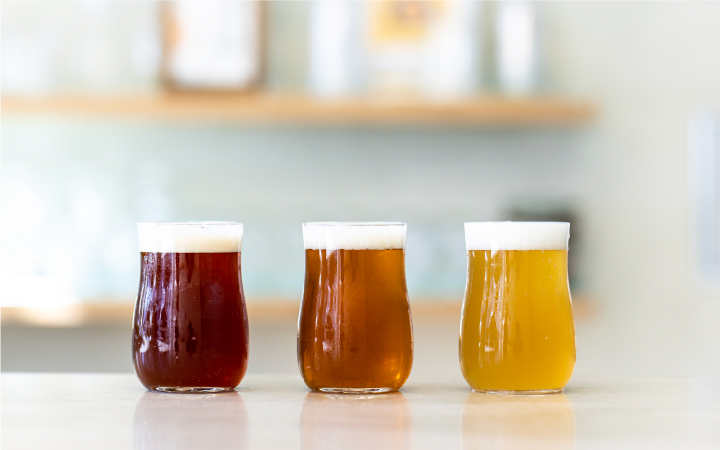 定番のクラフトビール「金華山エール」「鵜飼レッドエール」「やながせホワイト」（左から）