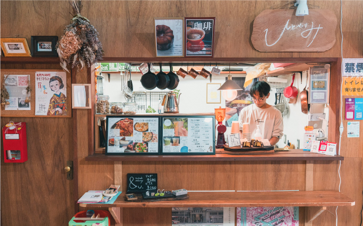 美殿町の開屋内に店舗を構える「cafe& barひとやすみ」。店に立つのは店長の寺田匠吾さん。