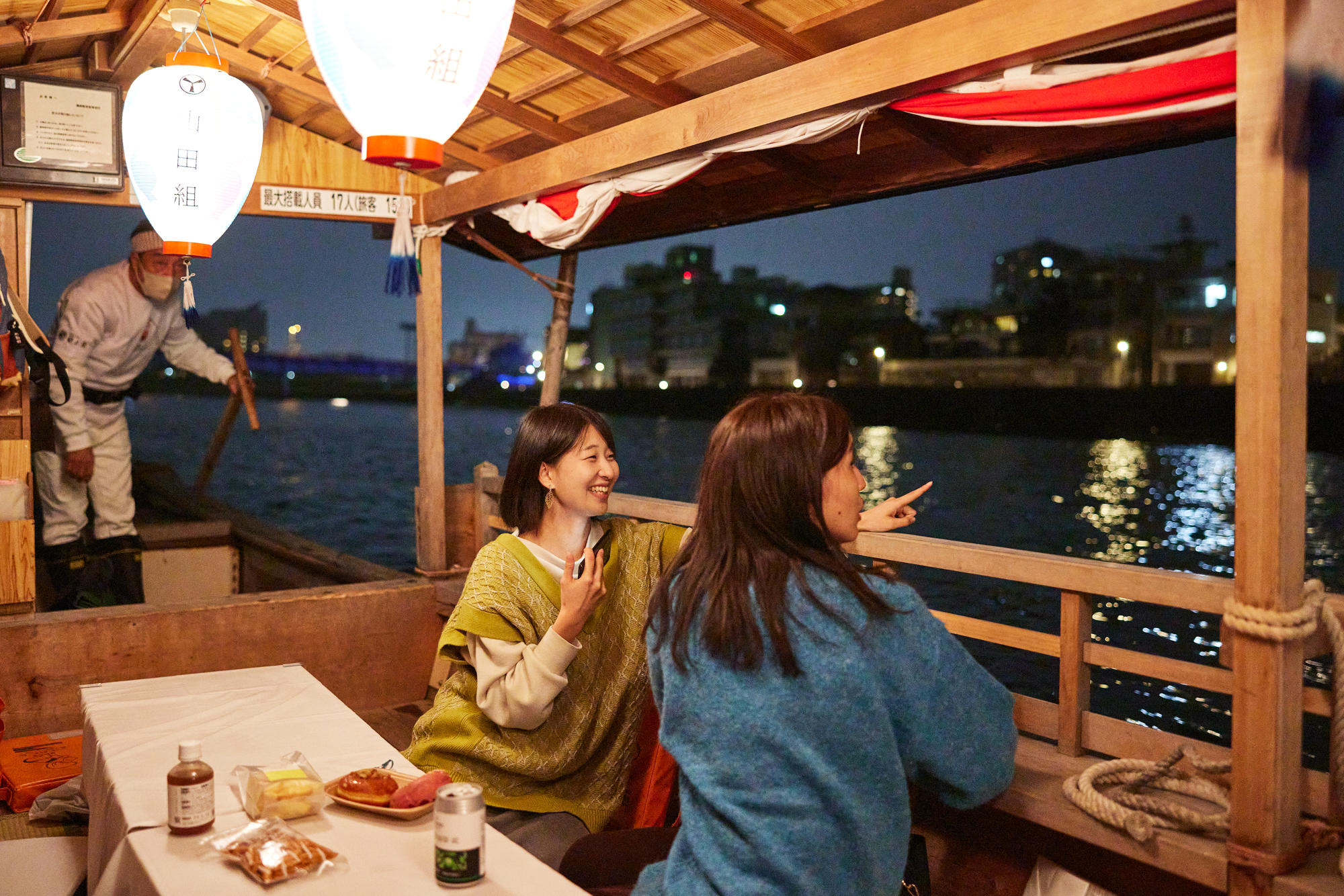 船の上で夜景を楽しむ女性2人