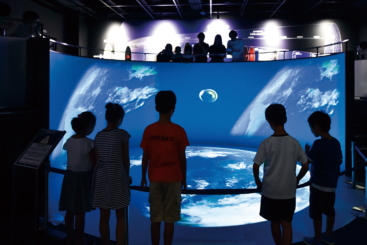 岐阜市科学館の展示物を見る小学生
