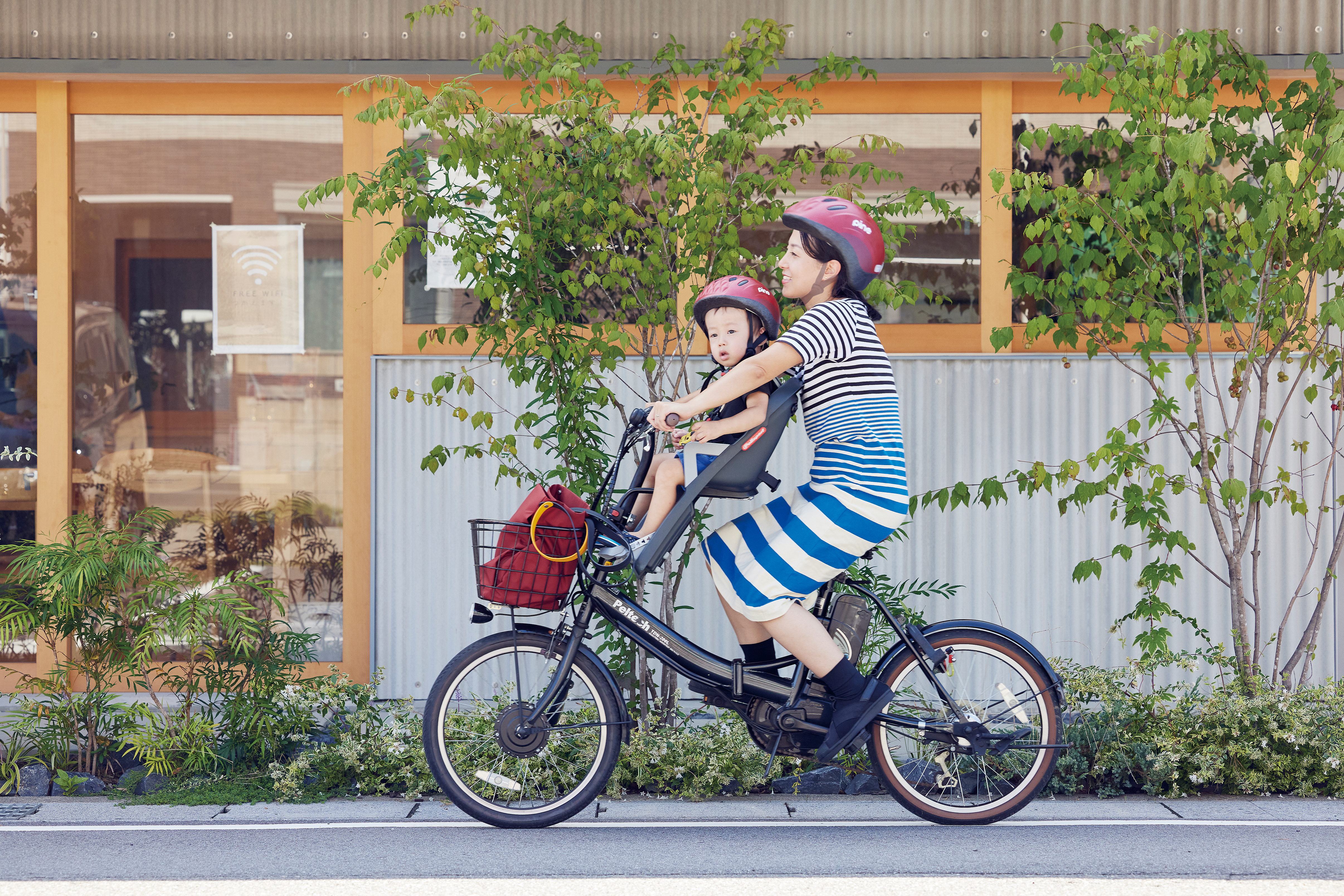 自転車に乗る藤谷郁美さんとお子様